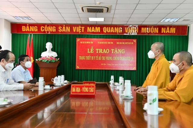 Thượng tọa Thích Nhật Từ cùng chư tôn đức Ban Trị sự Phật giáo tỉnh Bà Rịa - Vũng Tàu tại buổi trao tặng Thượng tọa Thích Nhật Từ cùng chư tôn đức Ban Trị sự Phật giáo tỉnh Bà Rịa - Vũng Tàu tại buổi trao tặng