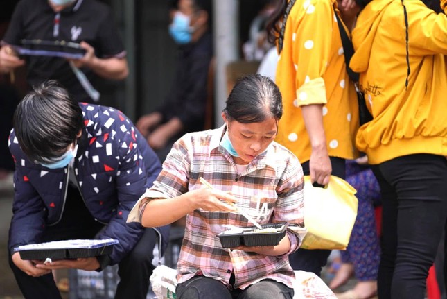 Bà con tạm nghỉ dùng bữa để tiếp tục hành trình