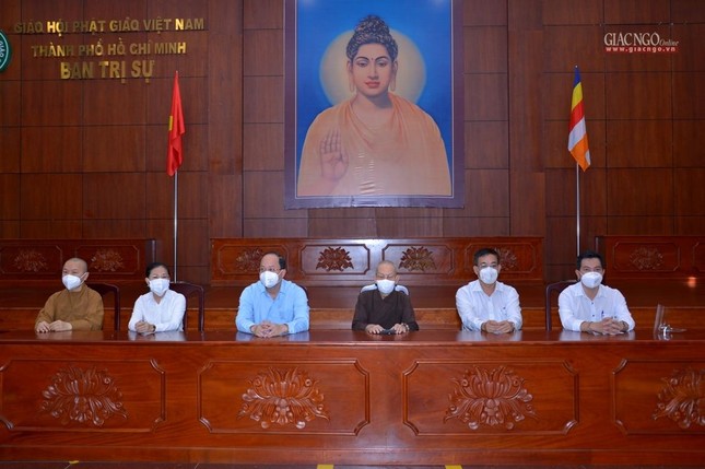Đại diện lãnh đạo TP, Ban Trị sự Phật giáo TP và Bệnh viện Hồi sức Covid-19 Đại diện lãnh đạo TP, Ban Trị sự Phật giáo TP và Bệnh viện Hồi sức Covid-19