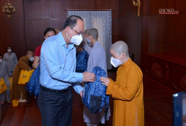 Ông Nguyễn Hồ Hải trao quà đến tình nguyện viên Ông Nguyễn Hồ Hải trao quà đến tình nguyện viên