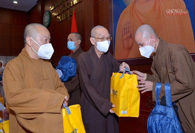 Hòa thượng Thích Thiện Đức trao quà đến tình nguyện viên Hòa thượng Thích Thiện Đức trao quà đến tình nguyện viên