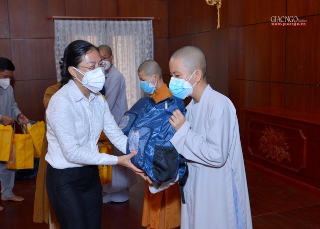 Bà Phan Kiều Thanh Hương trao quà đến tình nguyện viên Bà Phan Kiều Thanh Hương trao quà đến tình nguyện viên