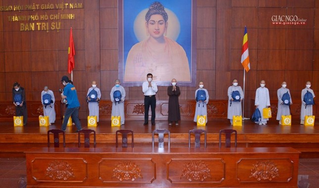 Lãnh đạo Thành phố, đại diện Ban Trị sự GHPGVN TP.HCM, chùa Giác Ngộ trao tặng những phần quà làm hành trang cho hành trình của 50 tình nguyện viên Phật giáo Lãnh đạo Thành phố, đại diện Ban Trị sự GHPGVN TP.HCM, chùa Giác Ngộ trao tặng những phần quà làm hành trang cho hành trình của 50 tình nguyện viên Phật giáo