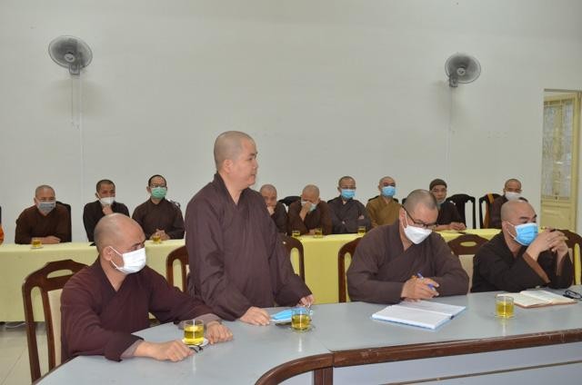 Chư tôn đức góp ý tại buổi họp