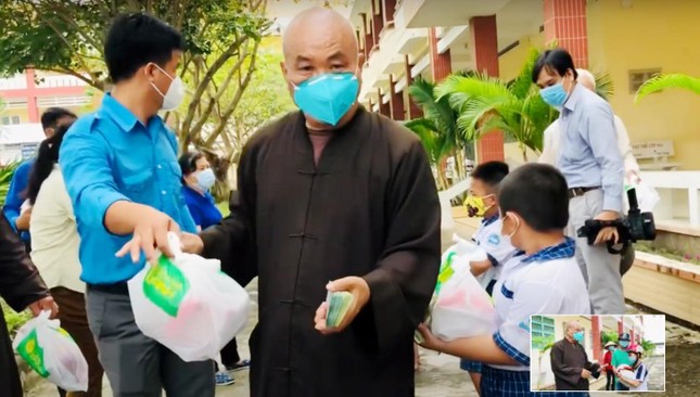 Hòa thượng Thích Chơn Tịnh trao 100 phần quà đến học sinh nghèo - Ảnh: TQ Hòa thượng Thích Chơn Tịnh trao 100 phần quà đến học sinh nghèo - Ảnh: TQ