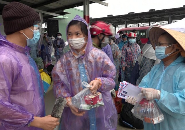 Chư Tăng, chư Ni, Phật tử tại Đà Nẵng hỗ trợ, tiếp sức đồng bào trên đường về quê Chư Tăng, chư Ni, Phật tử tại Đà Nẵng hỗ trợ, tiếp sức đồng bào trên đường về quê