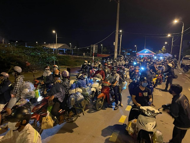 Trong những ngày qua từ 1-10 tới nay, hàng chục ngàn người dân hồi hương từ các tỉnh phía Nam đi qua địa phận Đà Nẵng Trong những ngày qua từ 1-10 tới nay, hàng chục ngàn người dân hồi hương từ các tỉnh phía Nam đi qua địa phận Đà Nẵng