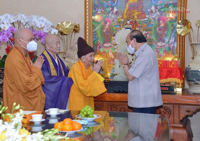 Trưởng lão Hòa thượng Thích Đức Nghiệp tiếp Chủ tịch nước tại chùa Vĩnh Nghiêm Trưởng lão Hòa thượng Thích Đức Nghiệp tiếp Chủ tịch nước tại chùa Vĩnh Nghiêm