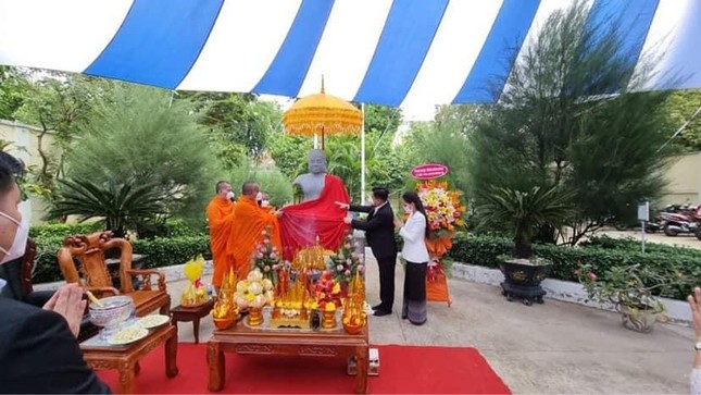Lễ an vị tôn tượng Đức vua Jayavarman VII tại khuôn viên tòa lãnh sự Lễ an vị tôn tượng Đức vua Jayavarman VII tại khuôn viên tòa lãnh sự