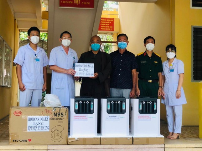 Hòa thượng Thích Chơn Tịnh trao 3 máy trợ thở, 1 thùng khẩu trang N95 đến Bệnh viện Bình Dương - Ảnh: T.Q Hòa thượng Thích Chơn Tịnh trao 3 máy trợ thở, 1 thùng khẩu trang N95 đến Bệnh viện Bình Dương - Ảnh: T.Q
