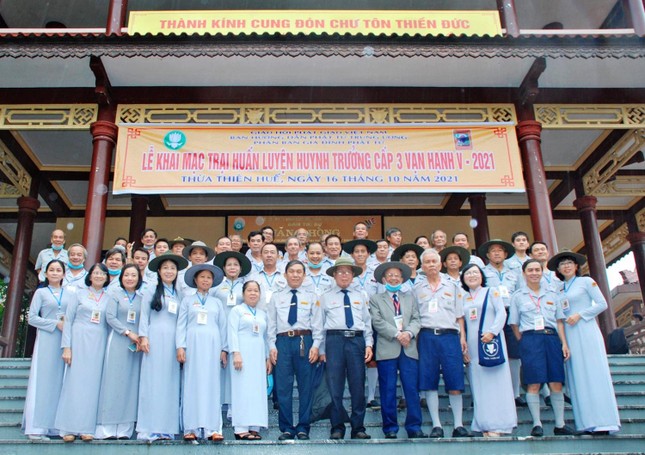 Trại sinh Vạn Hạnh V chụp ảnh lưu niệm