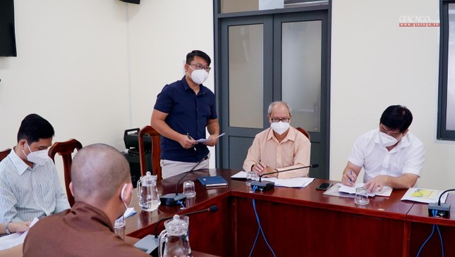 Anh Minh Hải đại diện truyền thông của Mặt trận TP trình bày về đặt góc máy phòng trực tuyến