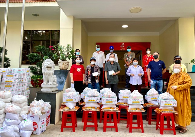 Ban Từ thiện - Xã hội báo Giác Ngộ trao quà hỗ trợ 100 lao động khó khăn