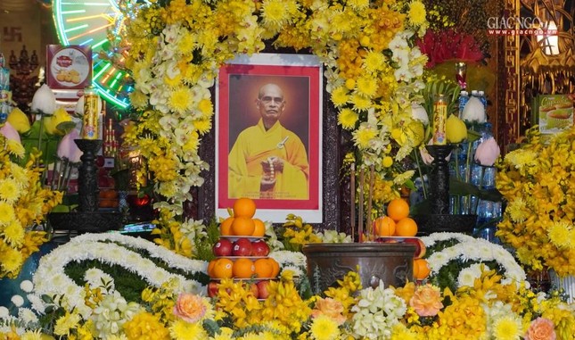 Hương án, di ảnh Đức Pháp chủ GHPGVN - Đại lão Hòa thượng Thích Phổ Tuệ tại chánh điện chùa Vĩnh Nghiêm Hương án, di ảnh Đức Pháp chủ GHPGVN - Đại lão Hòa thượng Thích Phổ Tuệ tại chánh điện chùa Vĩnh Nghiêm