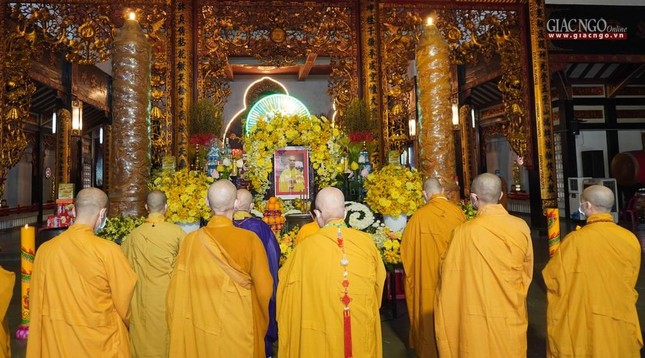 Chư tôn đức thành kính dâng hương tưởng niệm Đức Pháp chủ GHPGVN Chư tôn đức thành kính dâng hương tưởng niệm Đức Pháp chủ GHPGVN