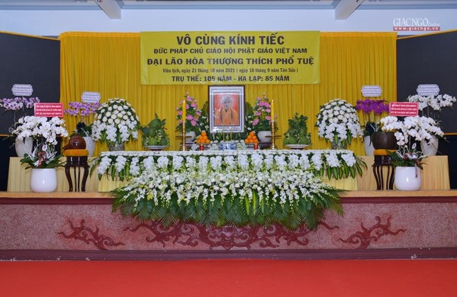 Hương án, di ảnh Đức Pháp chủ GHPGVN - Đại lão Hòa thượng Thích Phổ Tuệ được tôn trí trang nghiêm tại thiền viện Quảng Đức, quận 3 - TP.HCM Hương án, di ảnh Đức Pháp chủ GHPGVN - Đại lão Hòa thượng Thích Phổ Tuệ được tôn trí trang nghiêm tại thiền viện Quảng Đức, quận 3 - TP.HCM