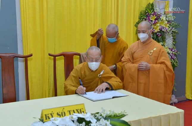 Hòa thượng Thích Thiện Đức viết sổ tang lưu niệm Hòa thượng Thích Thiện Đức viết sổ tang lưu niệm