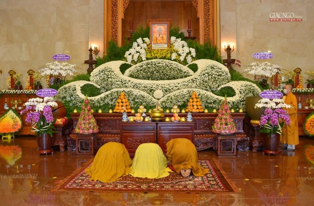 Hòa thượng Thích Hoằng Tri, cùng chư Tăng đảnh lễ trước di ảnh Đức Pháp chủ GHPGVN Hòa thượng Thích Hoằng Tri, cùng chư Tăng đảnh lễ trước di ảnh Đức Pháp chủ GHPGVN