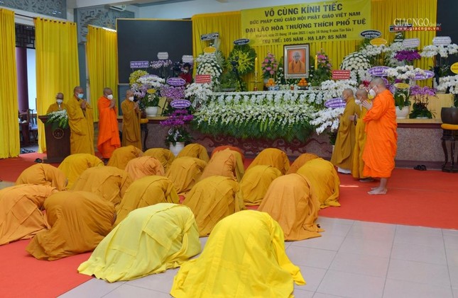 Đảnh lễ trước hương án, di ảnh Đức Pháp chủ GHPGVN Đảnh lễ trước hương án, di ảnh Đức Pháp chủ GHPGVN