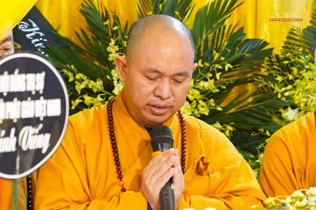 Thượng tọa Thích Đức Thiện, Phó Chủ tịch kiêm Tổng Thư ký Hội đồng Trị sự điều hành lễ truy niệm đã nêu đôi nét về hành trạng của Đức Pháp chủ GHPGVN