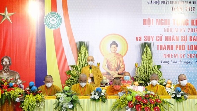 Thượng tọa Thích Huệ Khai phát biểu tại hội nghị