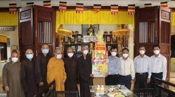 Ông Nguyễn Ánh Chức trao quà đến lãnh đạo Ban Trị sự Phật giáo tỉnh Bến Tre