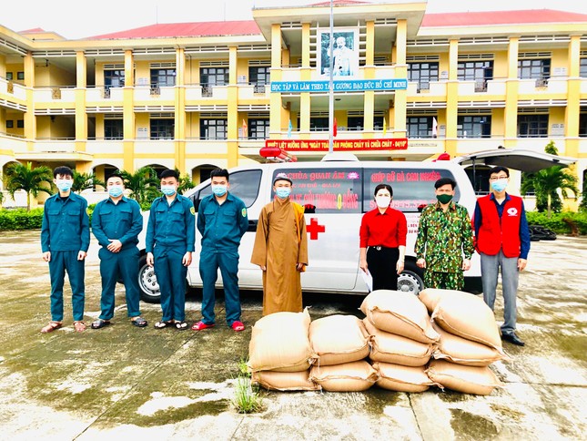 Đại đức Thích Quang Dũng hỗ trợ 5 tấn gạo đến các khu cách ly phòng Covid-19