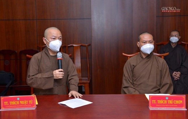 Thượng tọa Thích Nhật Từ báo cáo về tình nguyện viên phát tâm vào tuyến đầu hỗ trợ y bác sĩ Thượng tọa Thích Nhật Từ báo cáo về tình nguyện viên phát tâm vào tuyến đầu hỗ trợ y bác sĩ