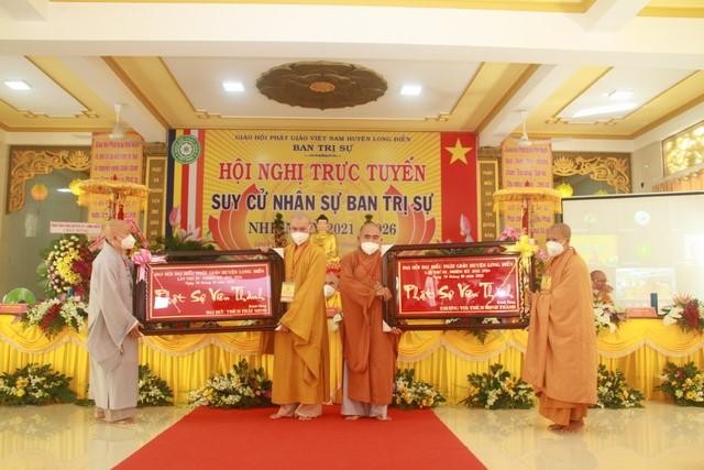 Trao khánh vàng tuyên dương chư tôn đức nhiệm kỳ qua đã hoàn thành Phật sự