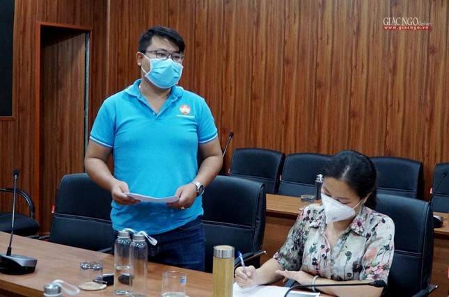 Ông Minh Hải phụ trách kỹ thuật đường truyền trực tuyến phát biểu tại buổi họp Ông Minh Hải phụ trách kỹ thuật đường truyền trực tuyến phát biểu tại buổi họp