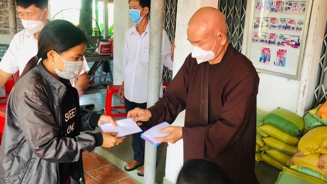 Hòa thượng Thích Tâm Viên, Phó ban Từ thiện - Xã hội báo Giác Ngộ trao quà đến hộ nghèo