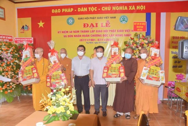 Đại diện các Sở, ban, ngành tỉnh Tây Ninh chúc mừng chư tôn đức Ban Trị sự