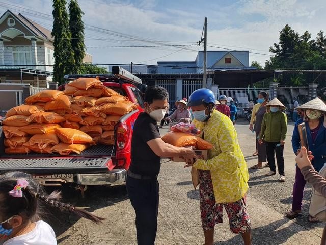 Người mù khó khăn nhận quà của Ban Trị sự Phật giáo huyện Xuyên Mộc