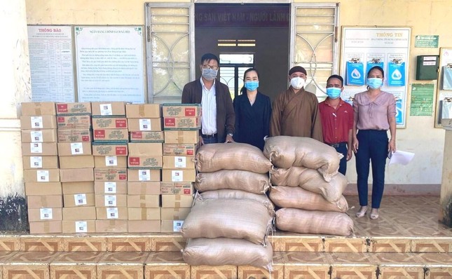 Đại đức Thích Đức Chánh thăm và tặng quà đến bà con có hoàn cảnh khó khăn đang cách ly