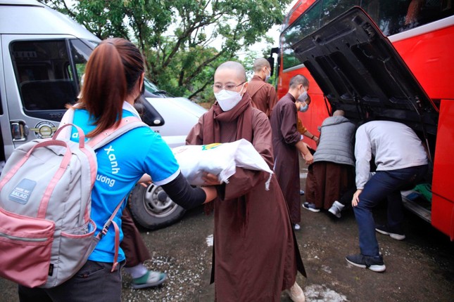 Mang thực phẩm thiết yếu đến trại phong Chí Linh, tỉnh Hải Dương