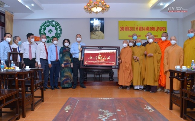 Phó Bí thư Thành ủy Nguyễn Hồ Hải trao khánh vàng ghi nhận những đóng góp to lớn của GHPGVN trên hành trình 40 năm đồng hành cùng dân tộc