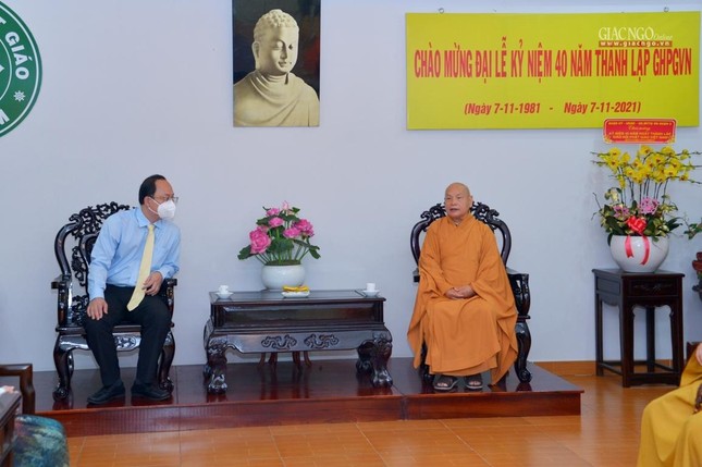 Phó Bí thư Thành ủy Nguyễn Hồ Hải kính chúc sức khỏe đến Hòa thượng Chủ tịch Hội đồng Trị sự GHPGVN, chúc mừng nhân Kỷ niệm 40 năm thành lập GHPGVN