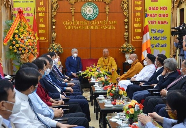 Chư tôn đức Hội đồng Trị sự tiếp ông Đỗ Văn Chiến, Chủ tịch Ủy ban Trung ương MTTQVN