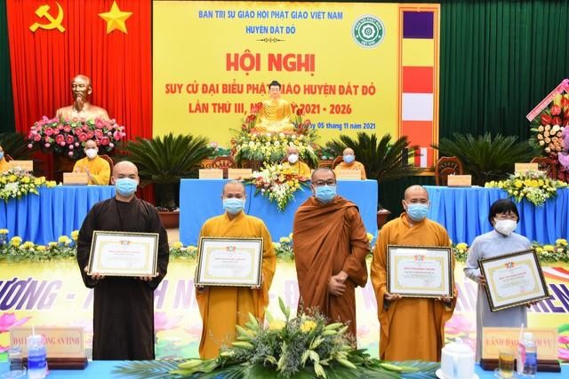 Chư tôn đức Tăng Ni, Phật tử nhận Bằng tuyên dương công đức của Ban Trị sự tỉnh Chư tôn đức Tăng Ni, Phật tử nhận Bằng tuyên dương công đức của Ban Trị sự tỉnh