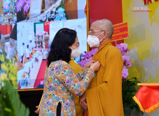 Hòa thượng Thích Huệ Trí nhận Huân chương Lao động hạng Ba của Chủ tịch nước trao tặng