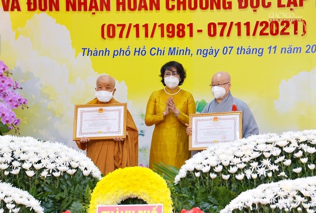 Chư Ni trưởng nhận Huân chương Đại đoàn kết Dân tộc
