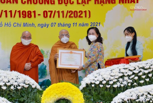 Bà Nguyễn Thị Lệ trao Bằng khen của Thủ tướng Chính phủ đến Hòa thượng Thích Giác Toàn