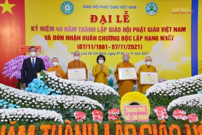 Chư tôn đức Tăng Ni nhận Bằng khen của Ủy ban Trung ương MTTQVN