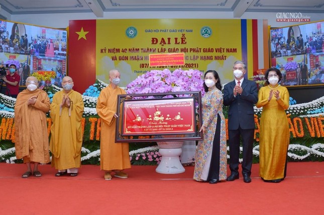 Bà Nguyễn Thị Lệ trao khánh vàng lãnh đạo TP.HCM chúc mừng đến GHPGVN, tại điểm cầu TP.HCM