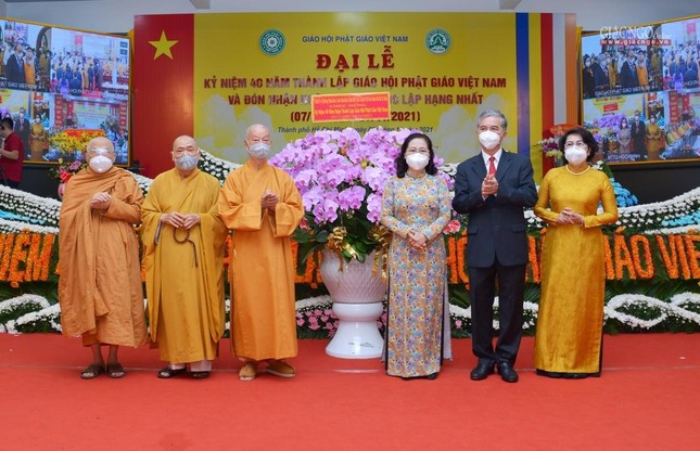 Thay mặt Thành ủy, HĐND, UBND, UBMTTQVN TP.HCM, bà Nguyễn Thị Lệ tặng hoa chúc mừng GHPGVN - tại điểm cầu TP.HCM, thiền viện Quảng Đức