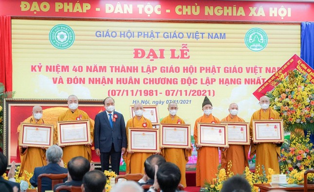 Chủ tịch nước trao tặng Huân chương đến chư tôn đức Ban Thường trực Hội đồng Trị sự đại diện các ban: Hoằng pháp, Giáo dục Phật giáo, Từ thiện - xã hội và các cá nhân
