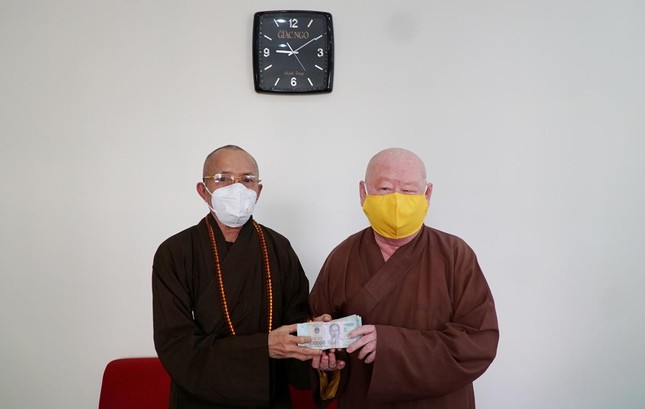 Hòa thượng Thích Huệ Trí trao 203 triệu đồng ủng hộ bệnh nhân nghèo mổ mắt Hòa thượng Thích Huệ Trí trao 203 triệu đồng ủng hộ bệnh nhân nghèo mổ mắt