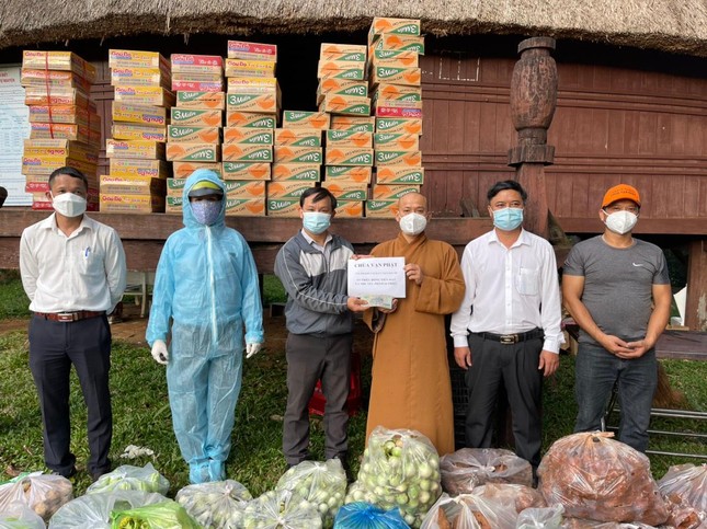 Đại đức Thích Đồng Giải đến chốt phong tỏa làng Ốp tặng quà đến đồng bào đang cách ly Đại đức Thích Đồng Giải đến chốt phong tỏa làng Ốp tặng quà đến đồng bào đang cách ly