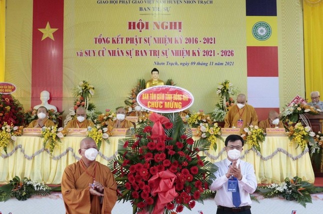 Ban Tôn giáo tỉnh Đồng Nai tặng hoa chúc mừng hội nghị