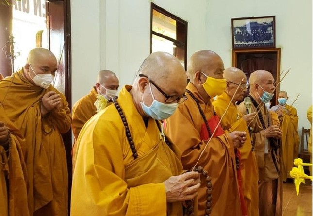 Chư tôn đức niêm hương tưởng niệm bách nhật Hòa thượng Thích Ngộ Tịnh